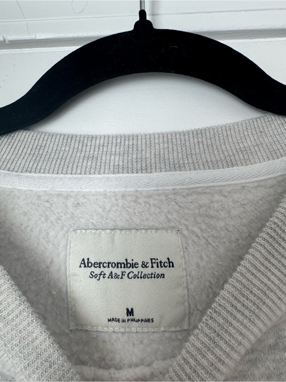 Abercrombie and Fitch Hotel Mer Cropped Crewneck Sweatshirt - Picture 4 of 6